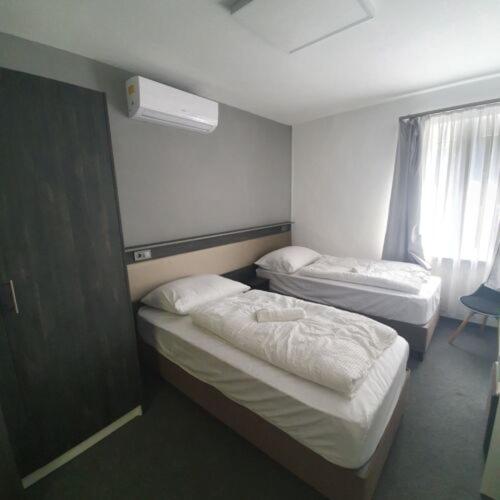 2 bedrooms, 5 beds
