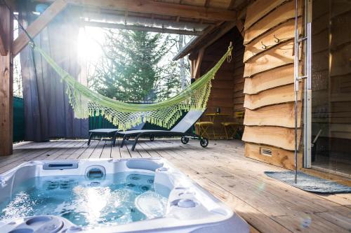 Charmante Cabane dans les arbres avec jacuzzi et sauna gîte à louer La Bussière