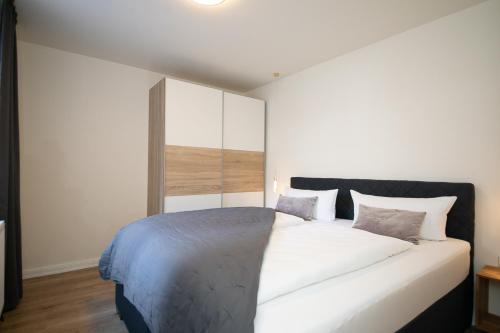 1 king bed, 1 sofa bed
