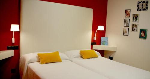 2 twin beds