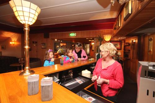 Bar/salonek, Vagslidtun Hotel in Edland