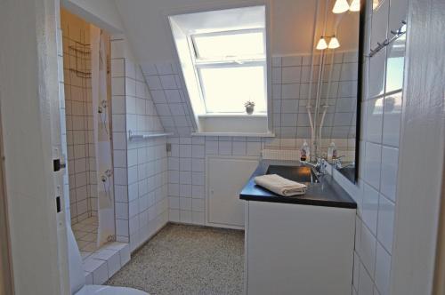 3 bedrooms, 4 beds