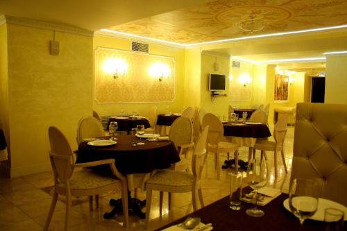 Monarch Hotel - image 4