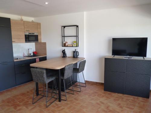 Facilities, Sol-y-Days Flamant, Superbe appartement en rez de jardin avec grande terrasse et jardinet, face a la in Le Grau-du-Roi