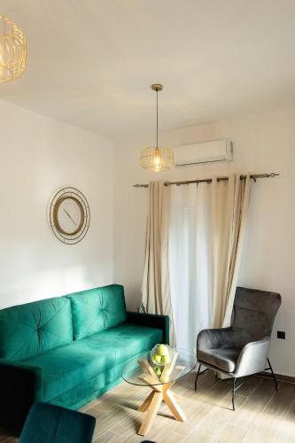 Deluxe Town Hall Square Flat in Historical Center 2 3