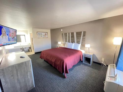 Excellent Inn & Suites - image 14