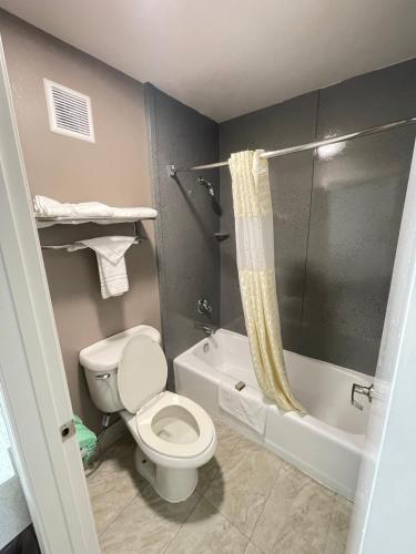Excellent Inn & Suites - image 12