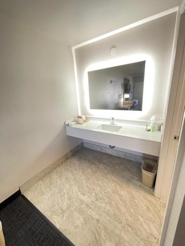 Excellent Inn & Suites - image 11