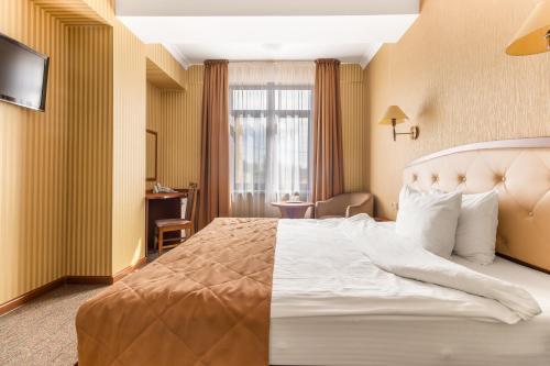 Regency Hotel - image 14
