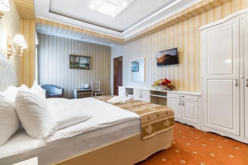 Regency Hotel - image 13