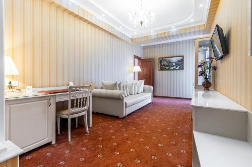 Regency Hotel - image 9
