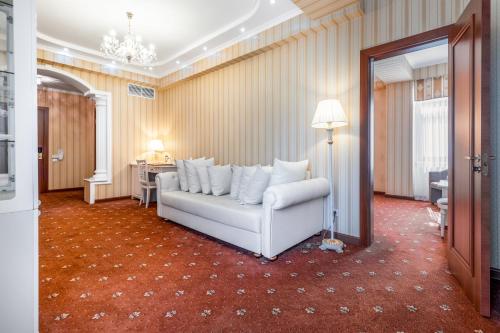 Regency Hotel - image 6