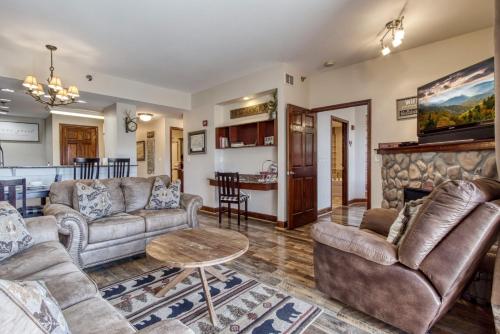 Gorgeous 2BD 2BTH Condo with Mountain Views Pool Hot Tub Game Room Close to Parkway in Pigeon Forge, USA