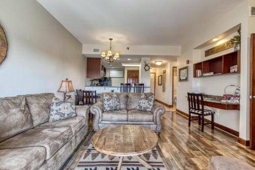 Gorgeous 2BD 2BTH Condo with Mountain Views Pool Hot Tub Game Room Close to Parkway in Pigeon Forge, USA