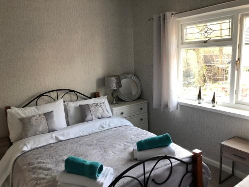 3 Bed House - Sleeps 6 - Parking - Garden - WIfi in Pontneddfechan