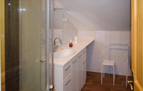 Amazing home in Channay-sur-Lathan with WiFi and 3 Bedrooms