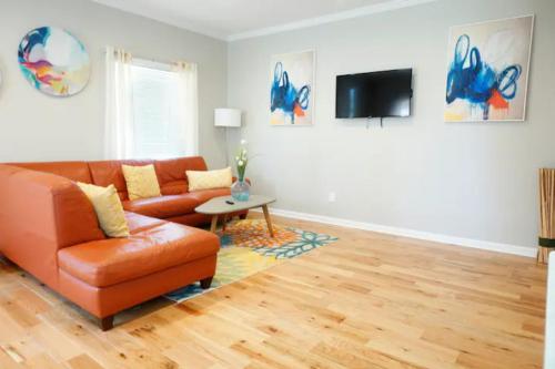 Atlanta Unit 1 Room 1 - Peaceful Private Master Bedroom Suite with Private Balcony in Summerhill