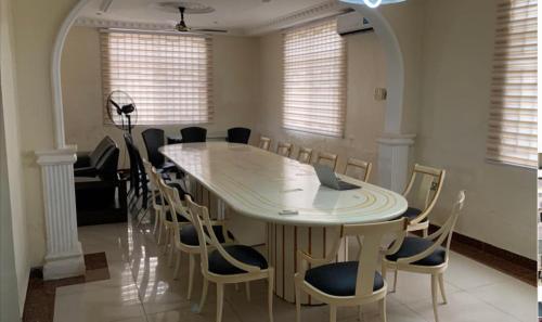 Rose Villa – Tema