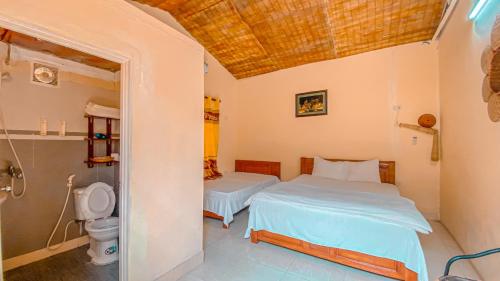 1 king bed, 1 twin bed
