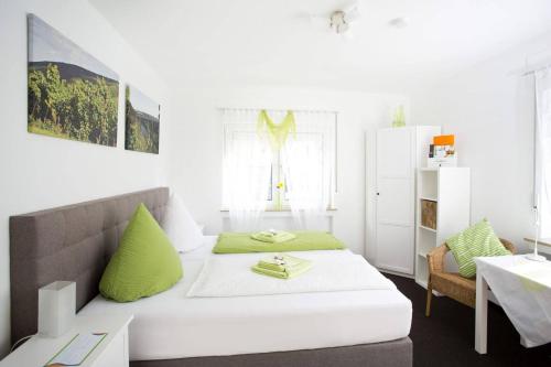 1 king bed, 1 twin bed