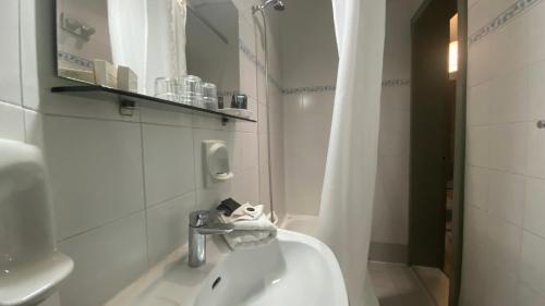 Bathroom, Sliema Marina Hotel in Sliema