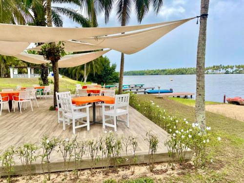 Restaurant, African Queen Lodge in Assinie