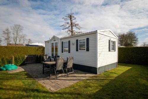 knus en modern ingericht chalet met gratis wifi in Tzummarum