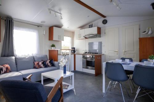 knus en modern ingericht chalet met gratis wifi in Tzummarum