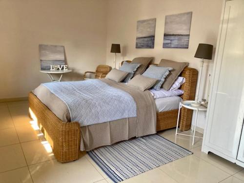 1 queen bed, 1 twin bed