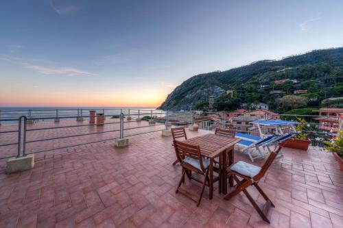 Poseidon Apartment 011019-LT-0180 Poseidon Apartment 011019-LT-0180