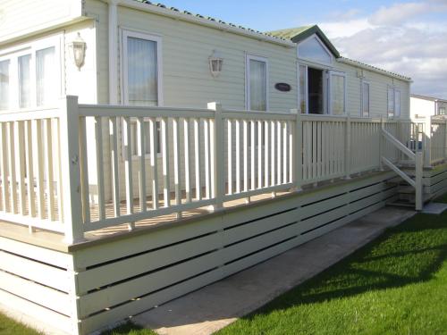 Bri-ann's Seaside Holiday Home NO VANS OR LARGE VEHICLES - Apartment - Selsey