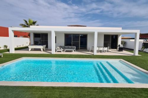  Luxury modern Villa LiLa heated pool in Costa de Antigua