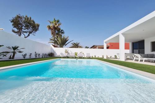  Luxury modern Villa LiLa heated pool in Costa de Antigua