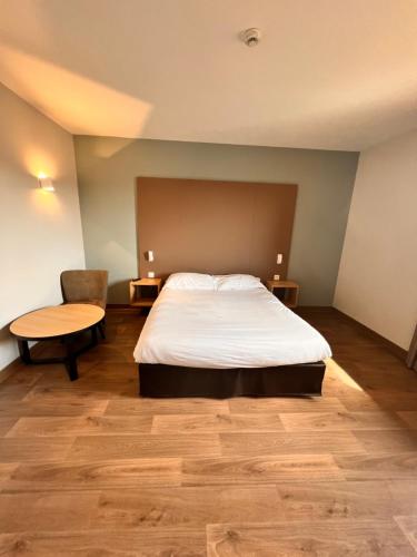 1 double bed, 2 twin beds