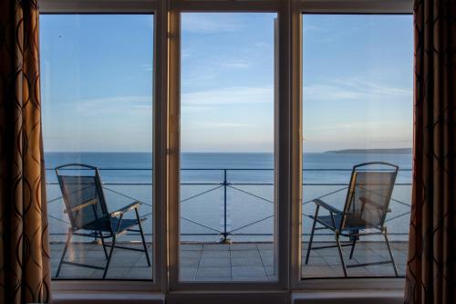 Family Room with Balcony and Sea View - No Dogs