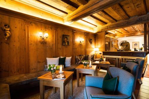 大堂, 阿爾特波斯特霍茲科里切旅館 (Hotel Gasthof Alte Post Holzkirchen) in 霍爾茨基興