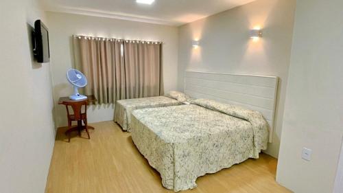 1 queen bed, 1 twin bed