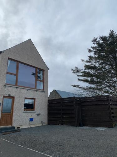 Valhalla Brae, 3 Bed House on NC500 with Beautiful Castle and Sea Views in 基斯