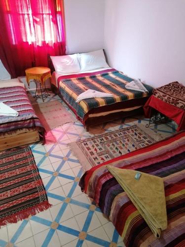 1 queen bed, 2 twin beds