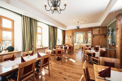 Hotel & Restaurant Waldschloss 2