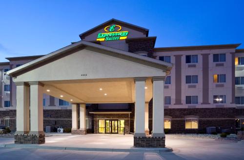 Expressway Suites Fargo