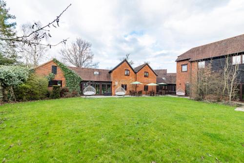 Charming 20-Bed self contained dwelling in Hook in Eversley