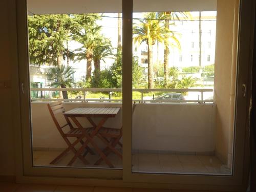 Lovely Appartement with Balcony 5min train station - Tap to explore photos