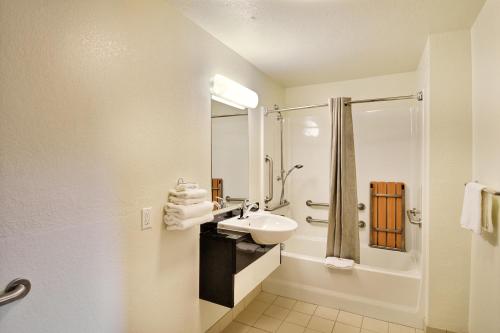 Baño, Travelodge by Wyndham Brattleboro VT in Brattleboro