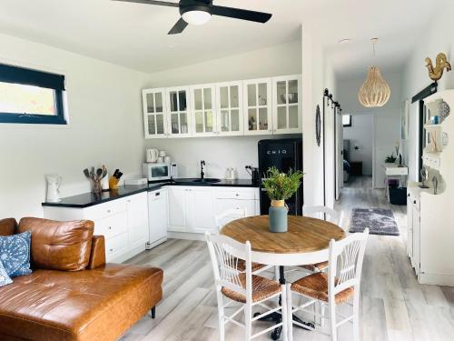 Kitchen, Farm Stay MAPLE Cottage at Wilindi Estate in Hastings / Tyabb