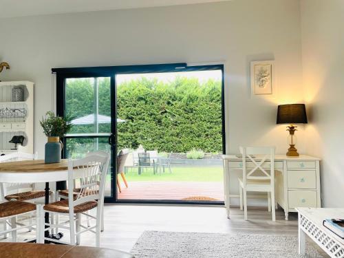 Balcony/terrace, Farm Stay MAPLE Cottage at Wilindi Estate in Hastings / Tyabb