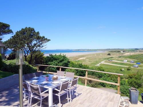 Holiday home with panoramic sea views, Plonévez-Porzay