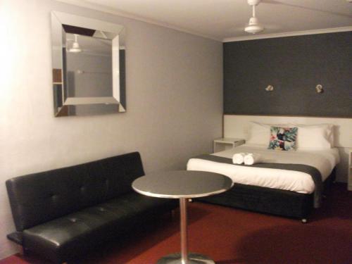 1 double bed, 2 twin beds