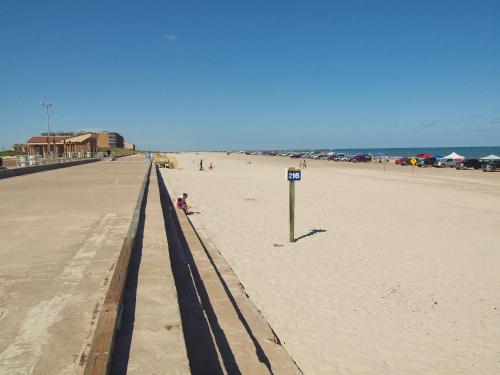 Surfside 112 by Padre Escapes - image 4