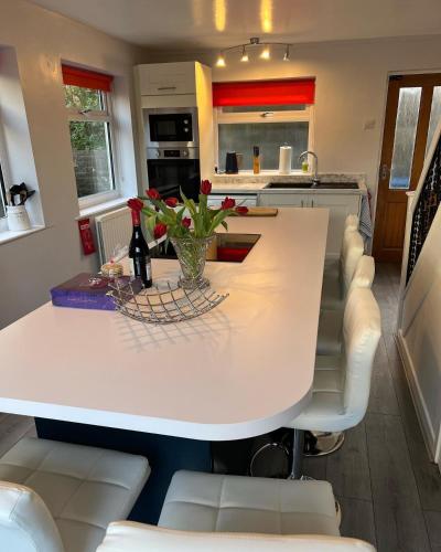 A Beautiful, Spacious Family Home, Accept Dogs, Hot Tub gîte à louer Morfa Nefyn